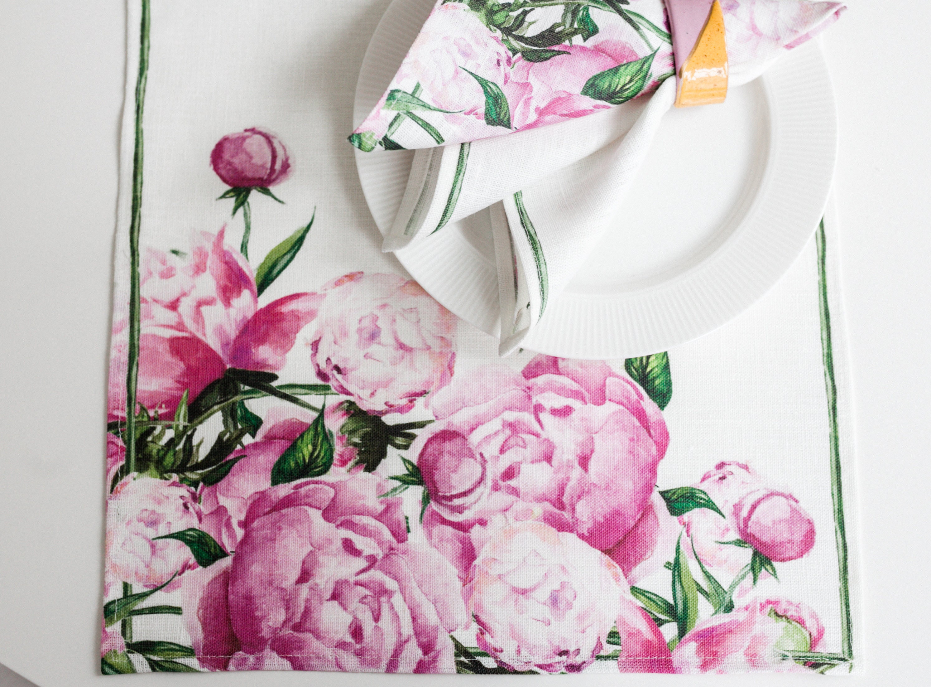 Grandes serviettes en papier rose pastel vieux rose table buffet