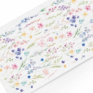 Può includere: Uno sfondo bianco con un motivo ad acquerello di vari fiori in tonalità di rosa, viola, blu e verde.
