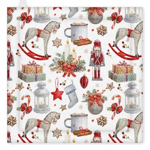 Pode incluir: Um protetor de panela branco com tema de Natal com um padrão repetido de cavalos de balanço, quebra-nozes, presentes, canecas e ornamentos. O design inclui detalhes em vermelho, verde e dourado, criando um visual festivo.