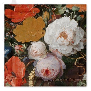 Puede incluir: Estampado floral cuadrado que representa una naturaleza muerta de flores en un estilo de pintura clásico. La imagen muestra una variedad de flores, incluyendo rosas blancas y rosas, amapolas rojas y follaje amarillo, sobre un fondo oscuro. El nombre del artista, Abraham Mignon, es visible.
