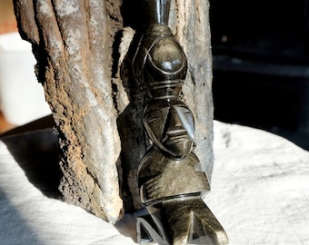 Golden Obsidian from Mexico - Sculpture - Golden Obsidian from the State of Hidalgo - &quot;The Offering Bearer&quot;