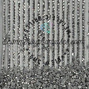 Könnte beinhalten: Nahaufnahme eines silbernen und weißen Diamant-Malsets mit dem Text "Shimmering Canvases.com" und "DMC #318".