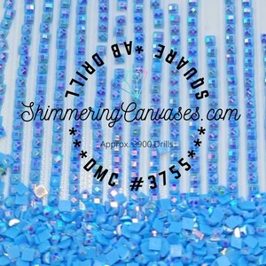 Puede incluir: Primer plano de cuentas azules cuadradas en forma de diamante, con el texto "SQUARE AB DRILL * DMC # 3755 * Approx. 2900 Drills * ShimmeringCanvases.com" impreso sobre un fondo blanco.