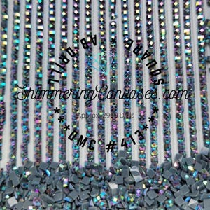 Puede incluir: Primer plano de cuentas cuadradas iridiscentes dispuestas en filas verticales sobre un fondo blanco. Las cuentas son aproximadamente 2900 taladros y están etiquetadas como DMC #413. El texto "Shimmering Canvases.com" es visible en la imagen.