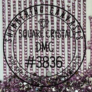 Puede incluir: Primer plano de cristales cuadrados en tonos morados, dispuestos en filas verticales. La imagen presenta un logotipo circular con el texto "Shimmering Canvas Square Crystals DMC #3836 For The Diamond Painting Addict."