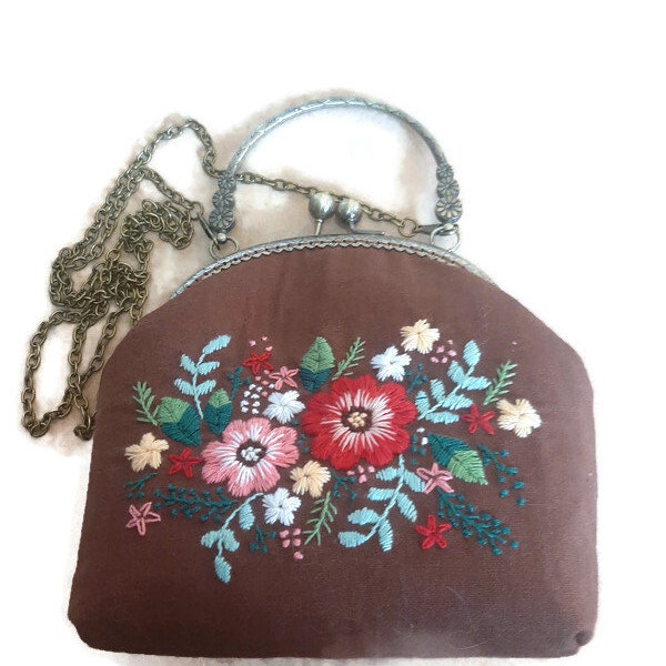 Petit sac marron, en broderie