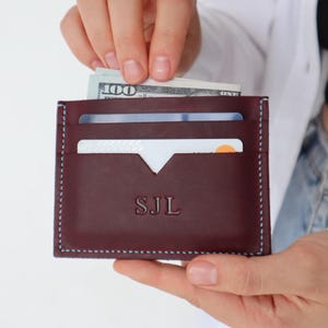 Aangepaste leren kaarthouder voor hem, gepersonaliseerd cadeau voor man, gegraveerde kaarthouder, vaderdagcadeau, camelgroen-paarse portemonnee