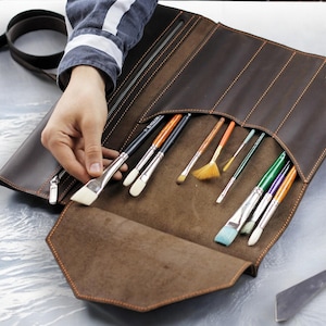 Estuche de viaje para suministros de arte, organizador de cuero para pinceles y lápices, funda portátil para artistas, estuche de viaje personalizado para arte.