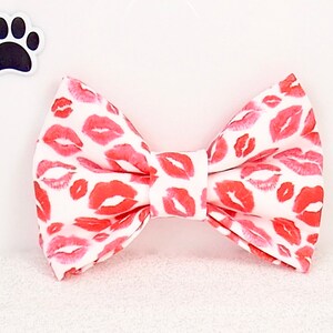 Valentine Day Dog Bow Tie, Valentine Cat Bow Tie, Kisses Dog Bow Tie, Kisses Cat Bow Tie, Lips Dog Bow Tie, Dog Bow Tie with Kisses