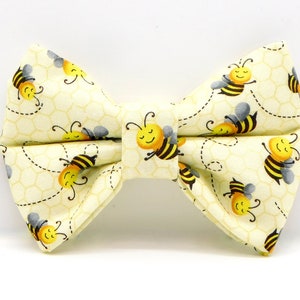 Happy Honey Bee Dog or Cat Bow Tie / Summer Dog Bow / Spring Cat Bow Tie / Buzzing Bees Dog Bow /  Dog Mom Gift / New Puppy Bow Tie Gift