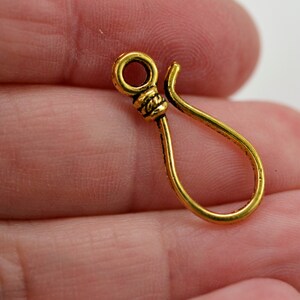 Peut inclure: Fermoir en m&eacute;tal dor&eacute; avec une boucle et un crochet. Le fermoir est con&ccedil;u pour &ecirc;tre utilis&eacute; pour la fabrication de bijoux.