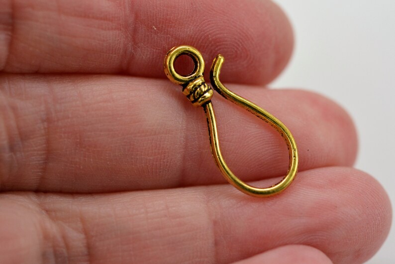 Peut inclure: Fermoir en m&eacute;tal dor&eacute; avec une boucle et un crochet. Le fermoir est con&ccedil;u pour &ecirc;tre utilis&eacute; pour la fabrication de bijoux.