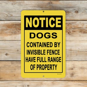 K&ouml;nnte beinhalten: Rechteckiges gelbes Metallschild mit schwarzem Text: "NOTICE DOGS CONTAINED BY INVISIBLE FENCE HAVE FULL RANGE OF PROPERTY". Das Schild hat abgerundete Ecken und zwei L&ouml;cher zur Montage.