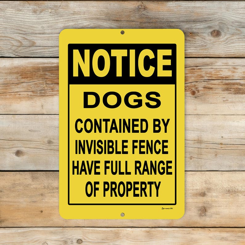 K&ouml;nnte beinhalten: Rechteckiges gelbes Metallschild mit schwarzem Text: "NOTICE DOGS CONTAINED BY INVISIBLE FENCE HAVE FULL RANGE OF PROPERTY". Das Schild hat abgerundete Ecken und zwei L&ouml;cher zur Montage.