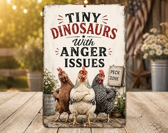 Może przedstawiać: Prostokątny metalowy szyld z postarzanym kremowym tłem, zawierający napis "TINY DINOSAURS With ANGER ISSUES" w kolorze czerwonym i czarnym. Poniżej tekstu znajdują się trzy kury, z których środkowa wydaje się mieć skrzyżowane skrzydła.