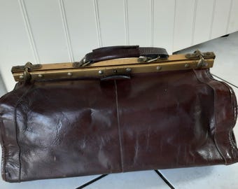 Impresionante bolso de médico vintage de cuero francés de los años 60