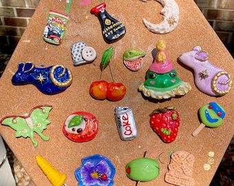 Speelse, nostalgische reversspeldjes van polymeerklei, een leuk cadeau en een originele, draagbare kunstcreatie.