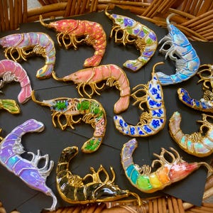 Charleston garnalenbroches, kustsieraden, bijzondere accessoires, reversspeld, handgeschilderde draagbare kunst afbeelding 1