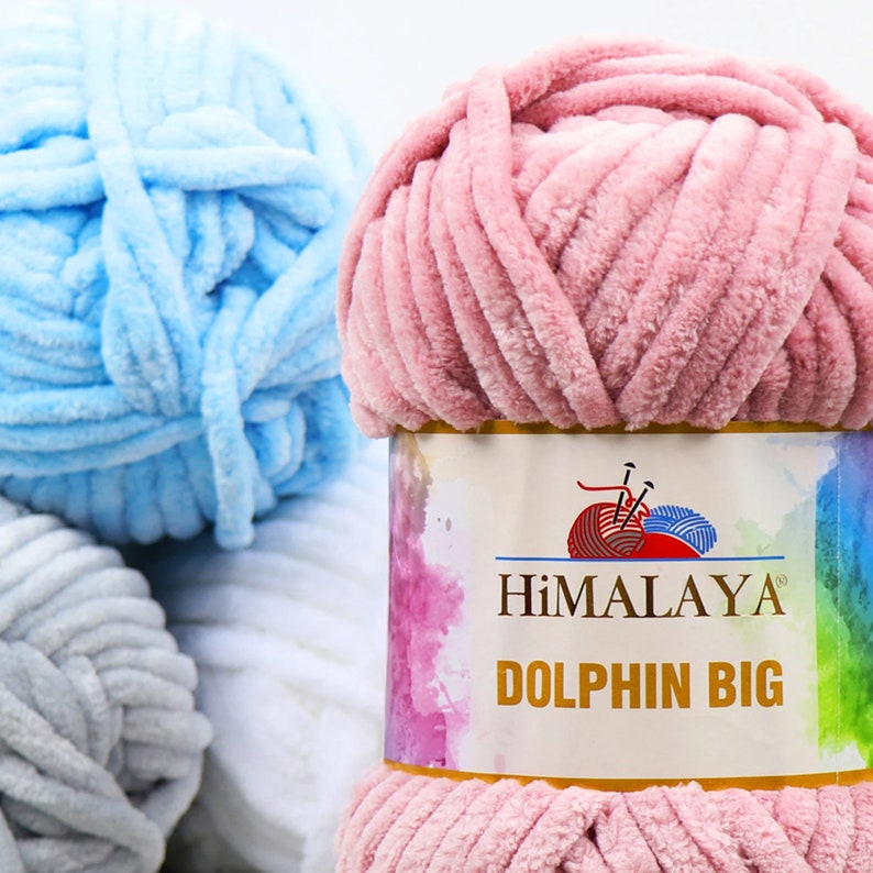 K&ouml;nnte beinhalten: Nahaufnahme einer rosa Garnrolle mit der Aufschrift "HIMALAYA DOLPHIN BIG". Das Garn ist weich und flauschig, perfekt zum H&auml;keln oder Stricken.