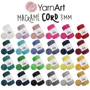 Può includere: Una collezione di YarnArt Macrame Cord da 3 mm in vari colori. L'immagine mostra più rocchetti di corda in tonalità di bianco, rosa, blu, verde, giallo e altro. Ogni rocchetto è accompagnato da una palla di filo coordinata, che mostra il colore.