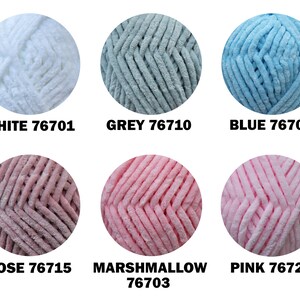 K&ouml;nnte beinhalten: Sechs Garnb&auml;lle in verschiedenen Farben: Wei&szlig;, Grau, Blau, Rosa, Marshmallow und Pink. Jeder Ball hat ein Etikett mit dem Farbnamen und einer Nummer.