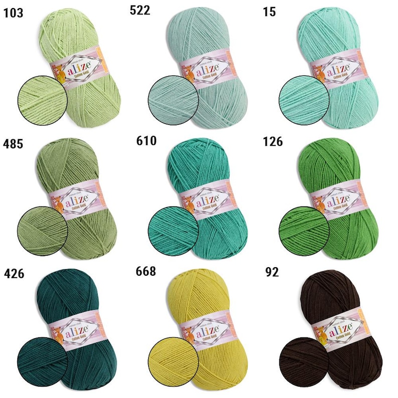 Puede incluir: Una colecci&oacute;n de ovillos de hilo Alize Cotton Gold en varios colores, incluyendo tonos de verde, turquesa, amarillo y marr&oacute;n. Cada ovillo est&aacute; etiquetado con un n&uacute;mero y una muestra de color, ideal para tejer y hacer ganchillo.