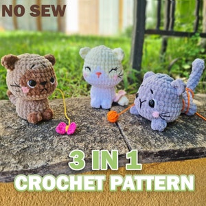Peut inclure: Trois jouets en crochet en forme de chat, en marron, blanc et gris. Les chats tiennent du fil et un papillon. Le texte "3 IN 1 CROCHET PATTERN" est sous les chats.