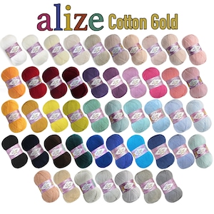Può includere: Una varietà di gomitoli di filato in diversi colori, tra cui rosso, blu, verde, giallo e bianco. Il filato è etichettato "alize Cotton Gold".