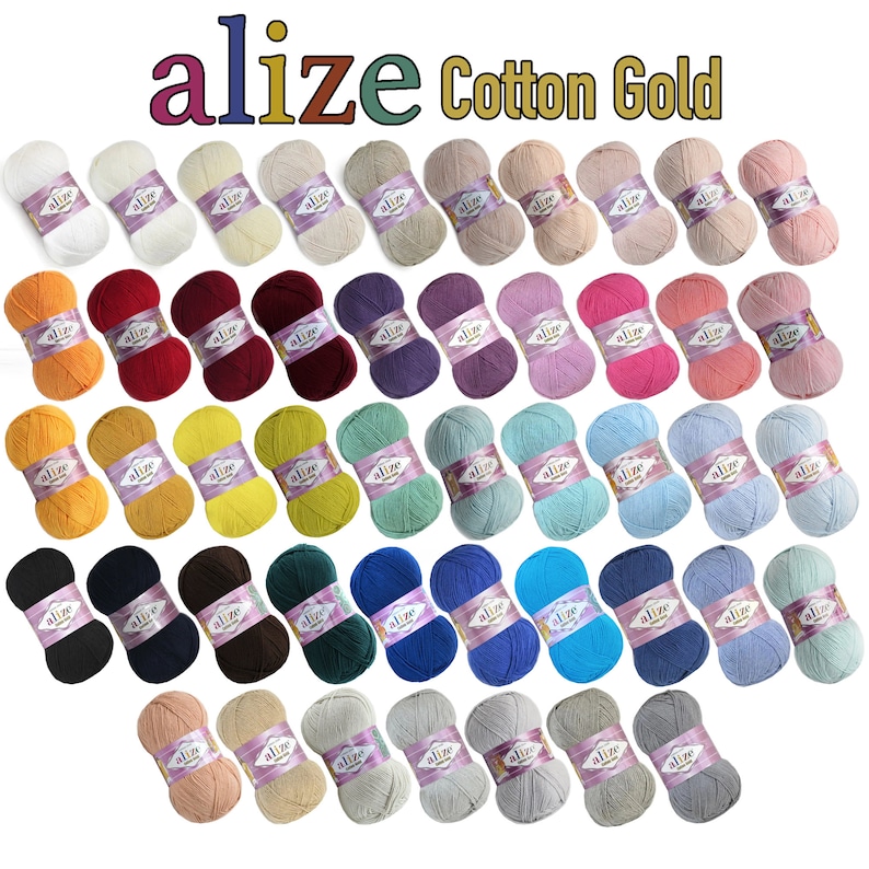 Puede incluir: Una colecci&oacute;n de ovillos de hilo Alize Cotton Gold en varios colores, incluyendo blanco, amarillo, rosa y azul. El hilo est&aacute; cuidadosamente dispuesto, con el nombre de la marca visible en cada etiqueta. La imagen muestra una variedad de tonos adecuados para proyectos de tejido y ganchillo.