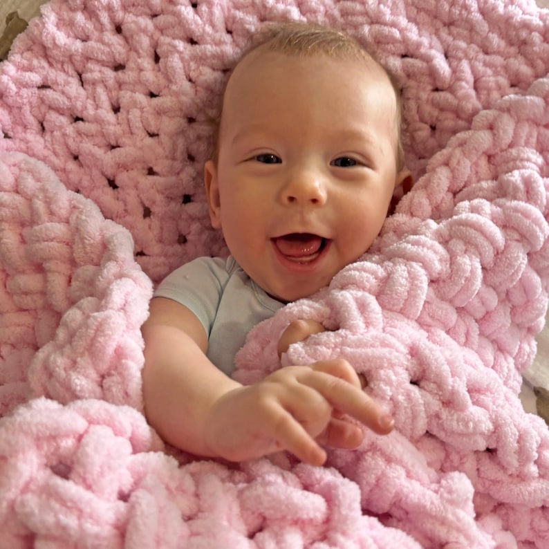 Easy Baby Blanket Finger Knitting Pattern, Video Tutorila for Beginners, Loop Yarn Baby Blanket image 1