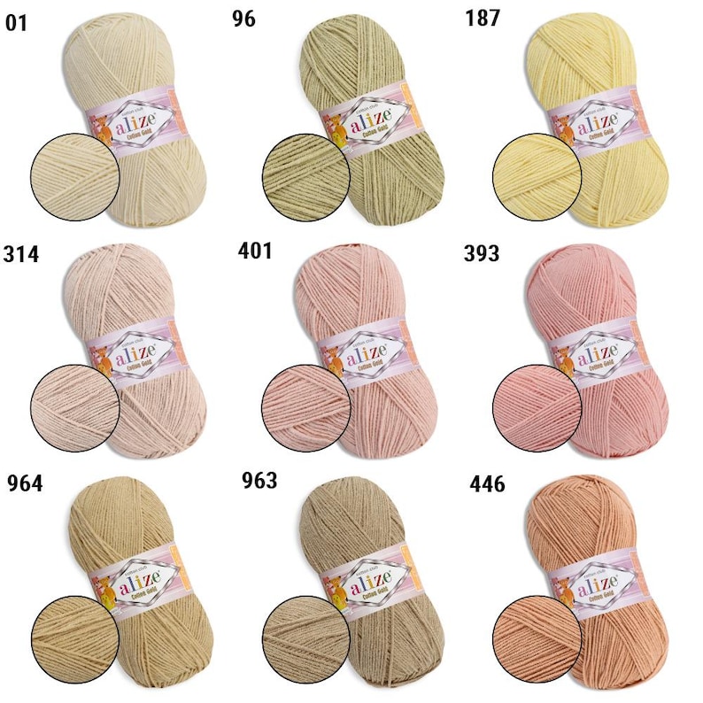 Puede incluir: Una colecci&oacute;n de ovillos de hilo Alize Cotton Gold en varios colores, incluyendo beige, verde, amarillo, rosa y marr&oacute;n. Cada ovillo est&aacute; etiquetado con un n&uacute;mero y una muestra de color, ideal para tejer y hacer ganchillo.