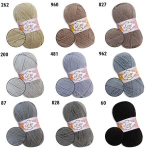 Puede incluir: Una colecci&oacute;n de ovillos de hilo Alize Cotton Gold en varios colores, incluyendo beige, marr&oacute;n, gris, azul y negro. Cada ovillo est&aacute; etiquetado con un n&uacute;mero y un primer plano de la textura del hilo. Ideal para tejer y hacer ganchillo.