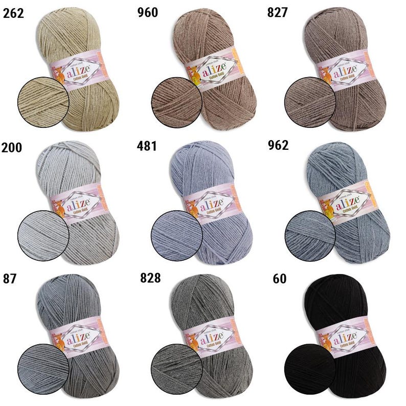 Puede incluir: Una colecci&oacute;n de ovillos de hilo Alize Cotton Gold en varios colores, incluyendo beige, marr&oacute;n, gris, azul y negro. Cada ovillo est&aacute; etiquetado con un n&uacute;mero y un primer plano de la textura del hilo. Ideal para tejer y hacer ganchillo.
