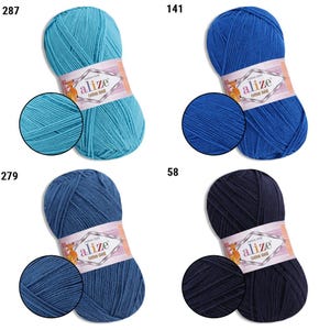 Puede incluir: Cuatro ovillos de hilo Alize Cotton Gold en varios tonos de azul. Los colores incluyen turquesa claro, azul real, azul vaquero y azul marino. Cada ovillo tiene una etiqueta con el nombre de la marca y una muestra de color.