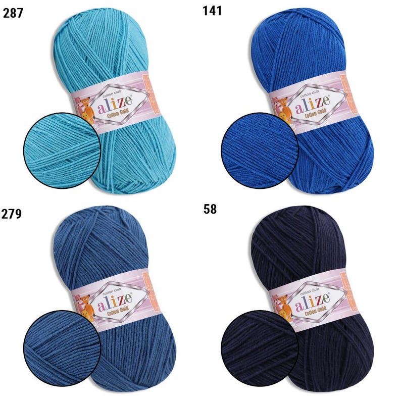 Puede incluir: Cuatro ovillos de hilo Alize Cotton Gold en varios tonos de azul. Los colores incluyen turquesa claro, azul real, azul vaquero y azul marino. Cada ovillo tiene una etiqueta con el nombre de la marca y una muestra de color.