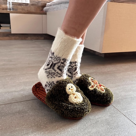 Christmas Slippers Crochet Pattern, Festive Holiday Crochet Slippers, Santa Slippers Pattern, Handmade Xmas Gift Idea