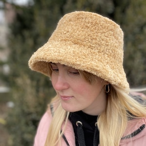 Crochet bucket hat PATTERN. Women PDF fur crochet bucket hat pattern. Trendy bucket hat video tutorial