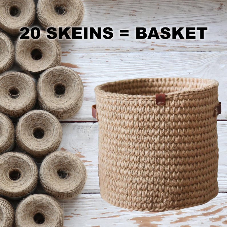 K&ouml;nnte beinhalten: Ein brauner geh&auml;kelter Korb mit Ledergriffen. Der Korb ist aus 20 Kn&auml;uel Garn gefertigt und steht auf einer wei&szlig;en Holzoberfl&auml;che. Der Text "20 SKEINS = BASKET" ist in schwarzen Buchstaben auf wei&szlig;em Hintergrund geschrieben.
