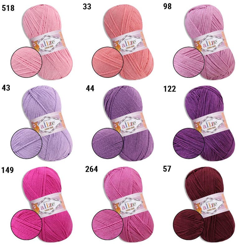 Puede incluir: Una colecci&oacute;n de ovillos de hilo Alize Cotton Gold en varios colores, incluyendo rosa, morado y burdeos. Cada ovillo va acompa&ntilde;ado de una peque&ntilde;a muestra del hilo, mostrando su textura. La imagen presenta una gama de tonos adecuados para proyectos de tejido y ganchillo.