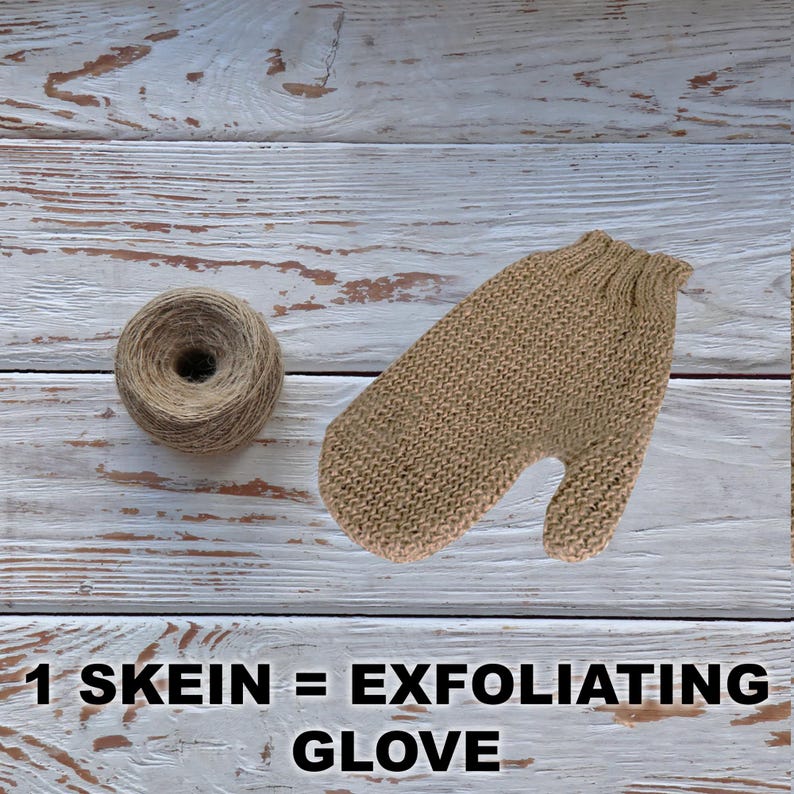 K&ouml;nnte beinhalten: Ein brauner gestrickter Peeling-Handschuh und eine Kugel braunes Garn auf einer wei&szlig;en Holzoberfl&auml;che. Der Text "1 SKEIN = EXFOLIATING GLOVE" ist unter dem Bild geschrieben.