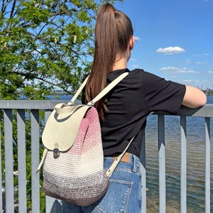 Rucksack häkeln, einfaches Taschenmuster für Anfänger mit Leder-Accessoires
