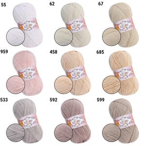 Puede incluir: Una colecci&oacute;n de nueve madejas de hilo Alize Cotton Gold en varios colores. El hilo se muestra con un primer plano de la textura del hilo. Los colores incluyen blanco, beige, rosa, melocot&oacute;n, gris y marr&oacute;n. Cada madeja tiene una etiqueta con un n&uacute;mero.
