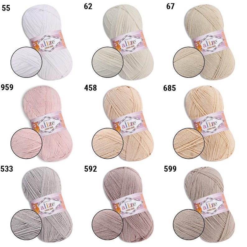 Puede incluir: Una colecci&oacute;n de nueve madejas de hilo Alize Cotton Gold en varios colores. El hilo se muestra con un primer plano de la textura del hilo. Los colores incluyen blanco, beige, rosa, melocot&oacute;n, gris y marr&oacute;n. Cada madeja tiene una etiqueta con un n&uacute;mero.
