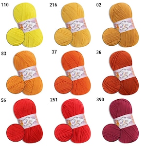 Puede incluir: Una colecci&oacute;n de ovillos de hilo Alize Cotton Gold en varios colores, incluyendo amarillo, naranja y rojo. Cada ovillo va acompa&ntilde;ado de una peque&ntilde;a muestra del mismo color, mostrando la textura del hilo. Ideal para proyectos de punto y ganchillo.