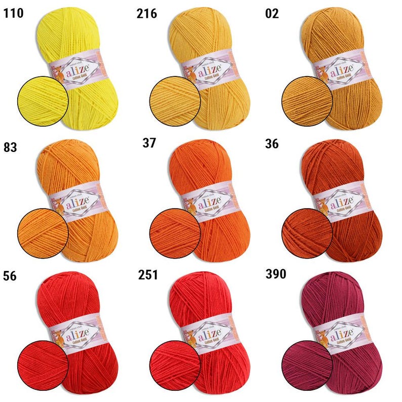 Puede incluir: Una colecci&oacute;n de ovillos de hilo Alize Cotton Gold en varios colores, incluyendo amarillo, naranja y rojo. Cada ovillo va acompa&ntilde;ado de una peque&ntilde;a muestra del mismo color, mostrando la textura del hilo. Ideal para proyectos de punto y ganchillo.