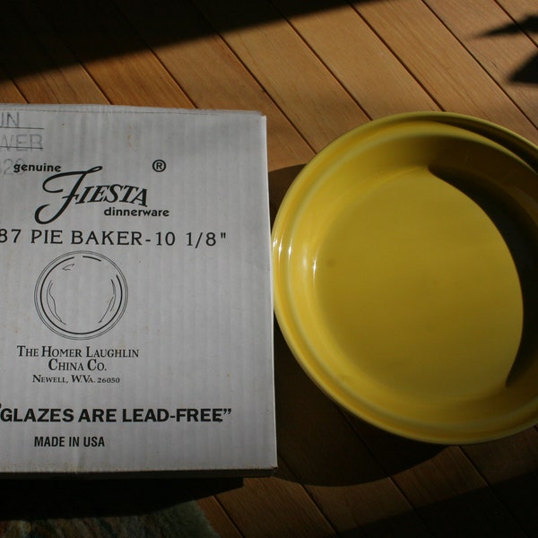 Fiestaware Fiesta Sunflower Yellow Deep Dish Pie Baker ~ Brand New Old Stock ~ Never Used~ Original Box!