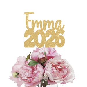 Centro de mesa de graduación de 2026, Centro de mesa de 2026, Clase de 2026, Nombre personalizado, Palitos de graduación, Centro de mesa de graduación, Último año de 2026, Graduado de kínder