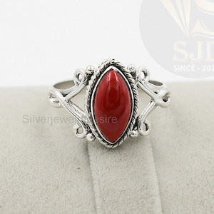 Anillo de coral rojo: Gema talla marquesa, plata de ley 925