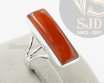Anello in argento sterling con onice rossa: gioiello lungo e rettangolare con gemma di grande effetto.