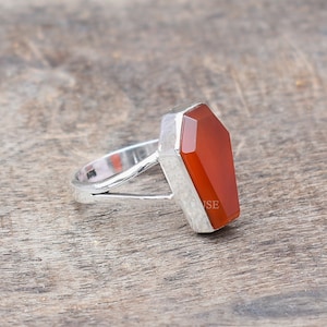 Anillo de ataúd de plata esterlina hecho a mano: piedra preciosa de ónix rojo
